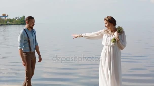 Jeune couple caucasien pose pour photographe
 - Séquence, vidéo