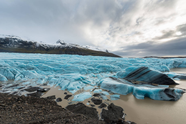 Brede hoekmening van gletsjer gezicht met blauwe ijs - Foto, afbeelding
