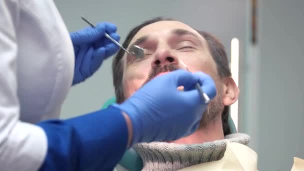 Volwassen man bij de tandarts. - Video