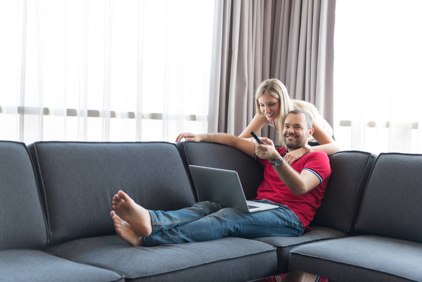 happy couple relaxes in the living room - Foto, afbeelding