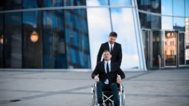 Podnikatel s kolegou v pozadí na kreativní úřadu s handicapem - Záběry, video