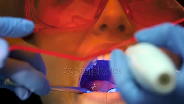 Patientin beim Zahnarzt. - Filmmaterial, Video
