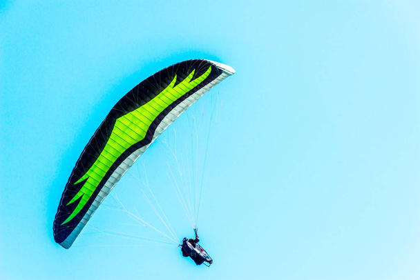 Paraglider flying in the sky, free time spent actively, wonderfu - Fotografie, Obrázek