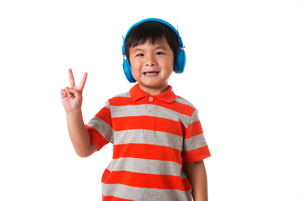 Musica e tecnologia concettuale.Asiatico bambino con cuffia.Isolato
 - Foto, immagini