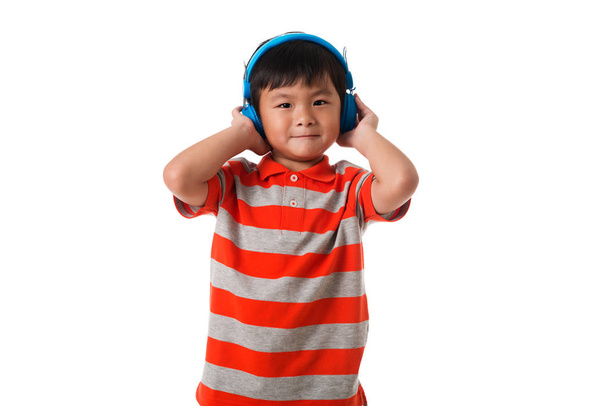 Conceito de música e tecnologia.Menino asiático com headphone.Isolated
 - Foto, Imagem