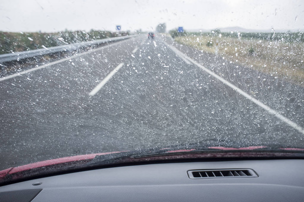 Οδήγηση στη βροχή με κακή ορατότητα - Φωτογραφία, εικόνα