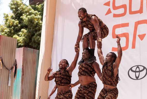Acrobatic performance of the Zuzu African acrobats at the San Di - Foto, Imagem