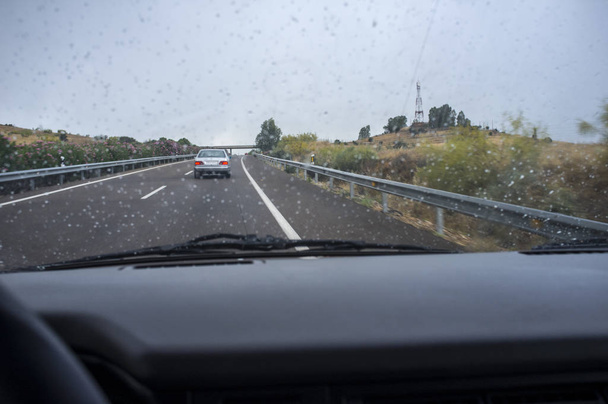 Yağmur altında bir otoyolda sürüş - Fotoğraf, Görsel