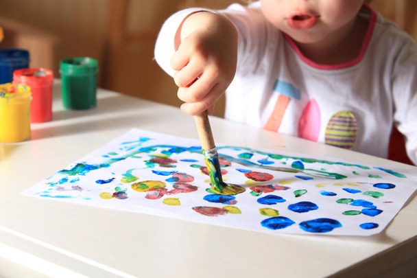 Kind zeichnet mit Farbe aus nächster Nähe - Foto, Bild