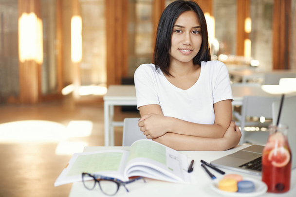 Étudiante asiatique confiante travaillant dans une bibliothèque ou un espace de coworking se préparant pour ses examens
. - Photo, image