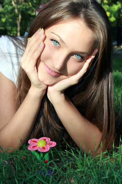 Pretty smiling dark-haired girl - Fotografie, Obrázek