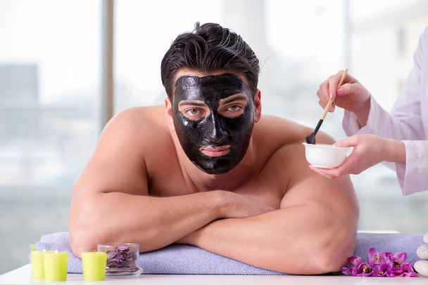 Knappe man in spa massage concept - Foto, afbeelding