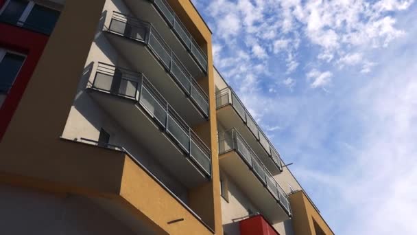 bloco moderno de arranha-céus de apartamentos
  - Filmagem, Vídeo