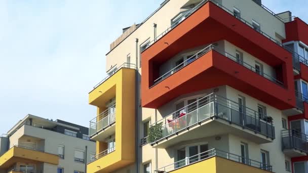 nowoczesny blok wieżowiec mieszkań  - Materiał filmowy, wideo