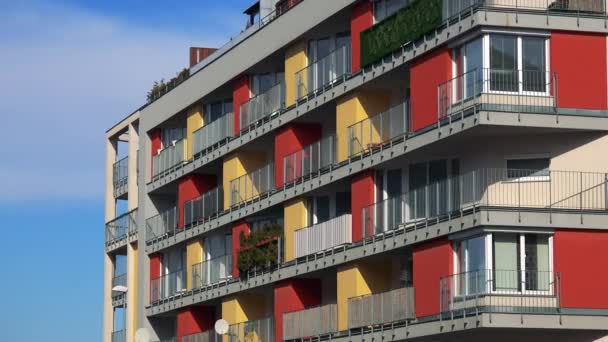 moderní high-vzestup blok bytů  - Záběry, video