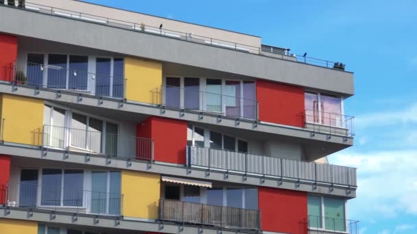 σύγχρονη πολύχρωμα μπλοκ πολυόροφων πολυκατοικία - Πλάνα, βίντεο