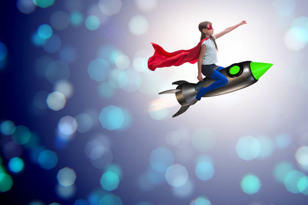 Menina voando foguete no conceito de super-herói - Foto, Imagem