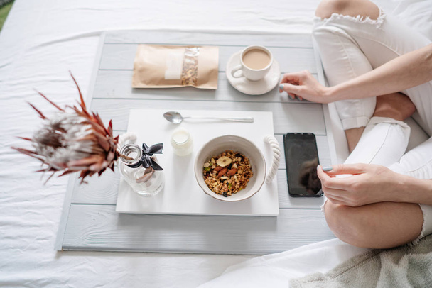 Woman eating cereals in bed - Φωτογραφία, εικόνα