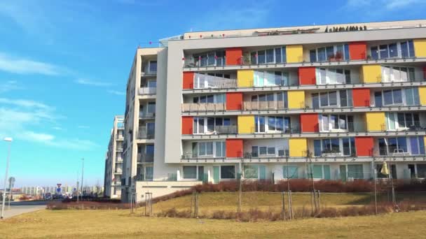 bloco de arranha-céus colorido moderno de apartamentos
 - Filmagem, Vídeo