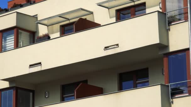bloco moderno de arranha-céus de apartamentos
  - Filmagem, Vídeo