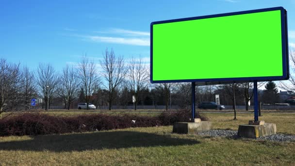 πινακίδα πράσινη οθόνη δίπλα στο δρόμο  - Πλάνα, βίντεο