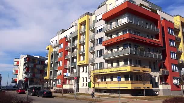 nowoczesne osiedle mieszkaniowe z zaparkowanych samochodów  - Materiał filmowy, wideo