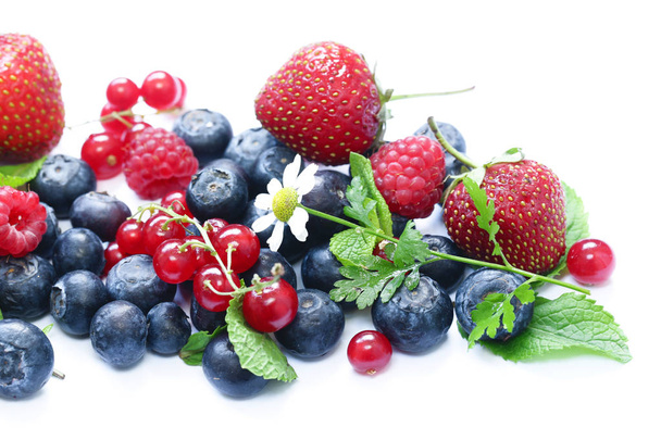 Różne owoce - truskawki, maliny, porzeczki, jagody - Zdjęcie, obraz