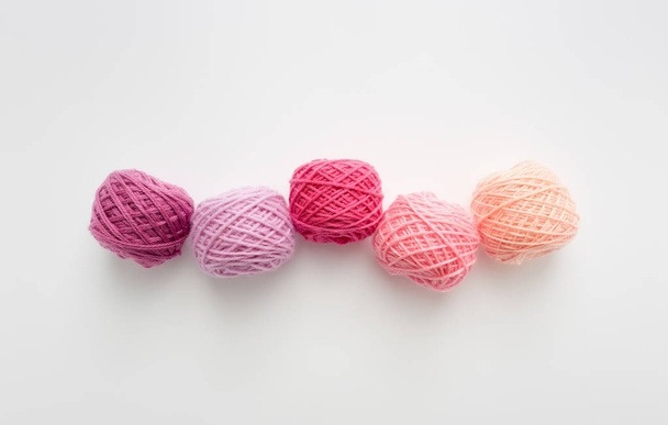 Knitting yarn balls in pink tone.  - Zdjęcie, obraz