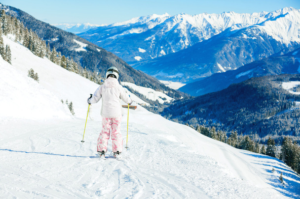 Little girl skiing downhill - Foto, afbeelding