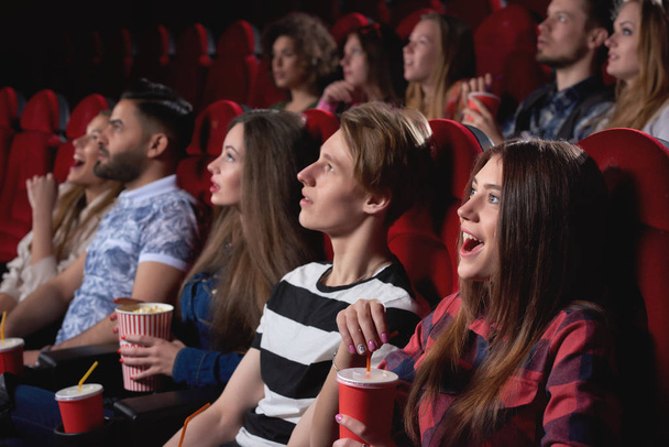 Grupo de pessoas desfrutando de filme no cinema
 - Foto, Imagem