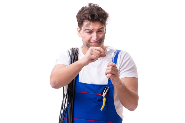 Смішний чоловік робить електричний ремонт
 - Фото, зображення