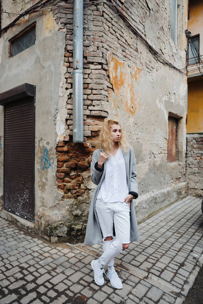 The blonde in the alley - Zdjęcie, obraz