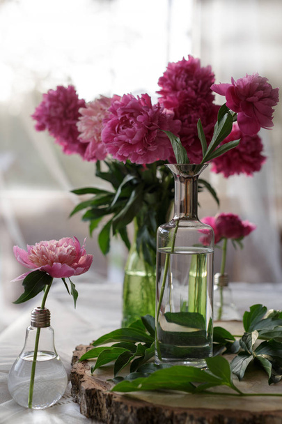 пионы в вазе на столе летом
 - Фото, изображение
