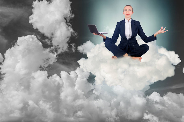 Бізнес-леді працює в небі і медитує
 - Фото, зображення
