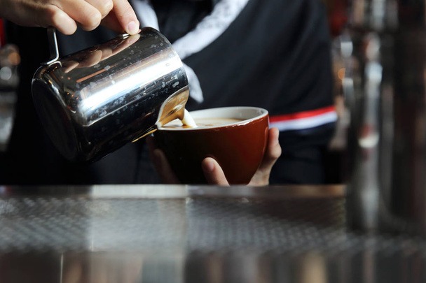Barista Cafe maken koffie voorbereiding in donkere Toon coffeeshop - Foto, afbeelding