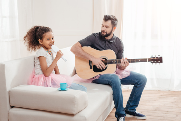 family singing at home  - Foto, Imagen