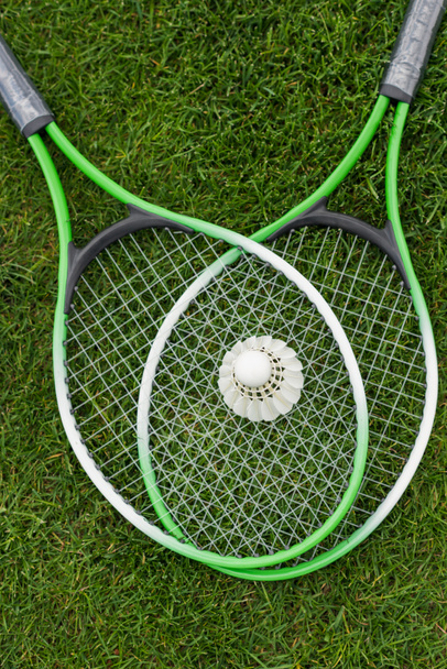 Shuttle op badminton rackets  - Foto, afbeelding