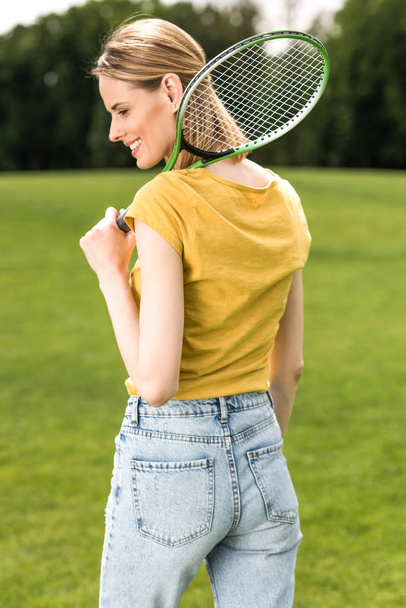donna con racchetta da badminton
  - Foto, immagini
