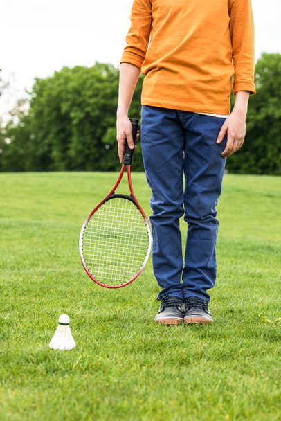 Niño con raqueta de bádminton
  - Foto, imagen
