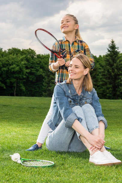 familia con raquetas de bádminton
  - Foto, Imagen