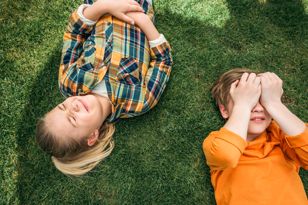 草の上に横たわる子供 - 写真・画像