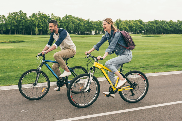 couple riding bicycles - Фото, зображення