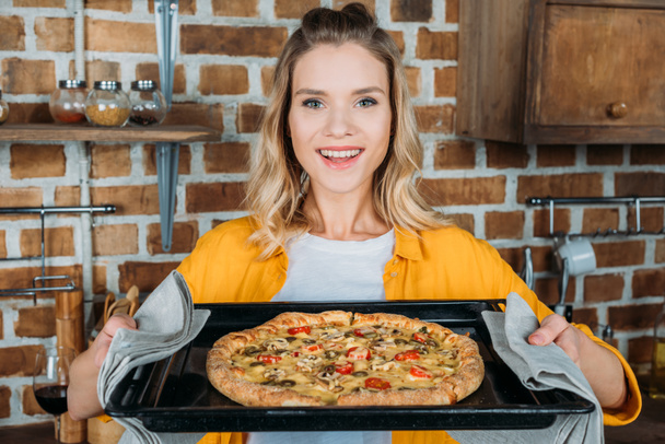Kobieta z pizzę domowej roboty  - Zdjęcie, obraz