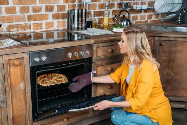 Woman cooking pizza  - Foto, Imagem