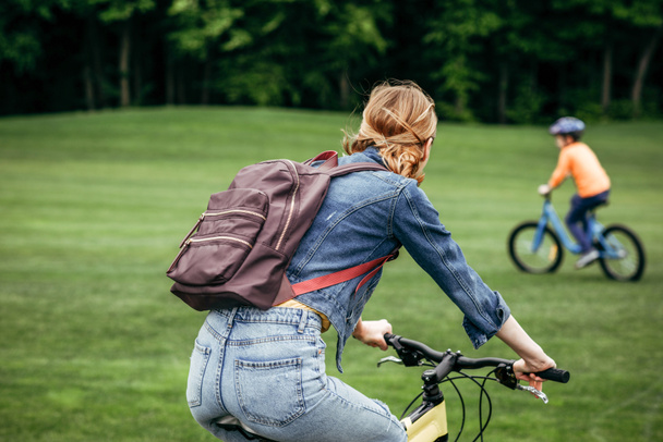 woman riding bicycle - Valokuva, kuva