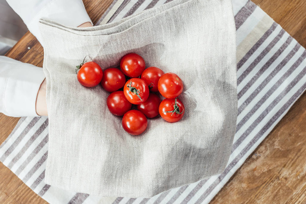 Wiśniowe pomidory w ręce  - Zdjęcie, obraz