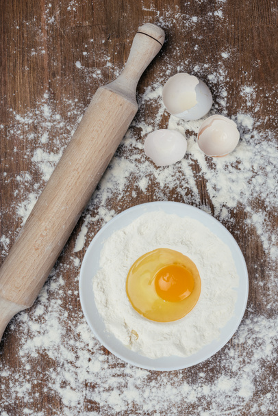 Flour and raw egg  - Foto, Bild