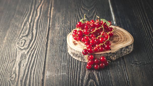 red currant berry on black wood boards - Foto, immagini