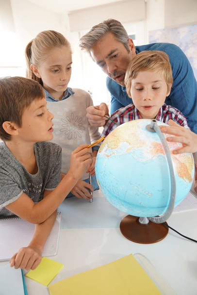Teacher with kids on geography class - Zdjęcie, obraz