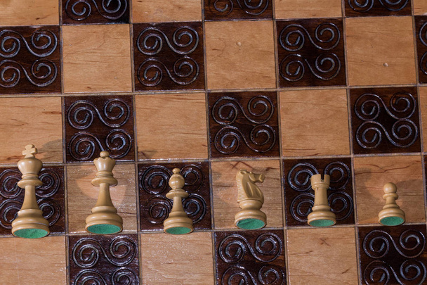 Шахматы сфотографированы на шахматной доске
 - Фото, изображение
